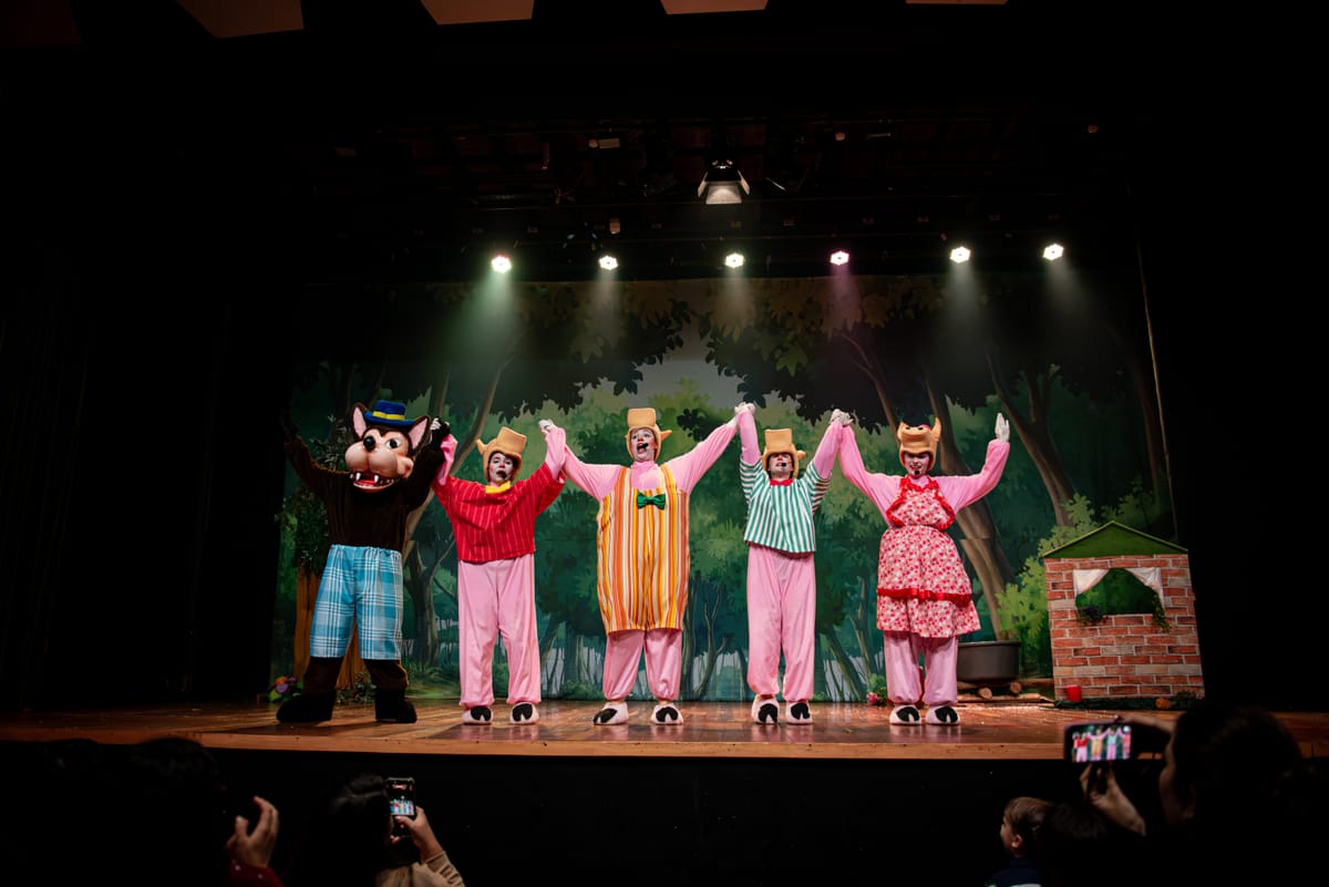 Teatro infantil reúne famílias no Country Clube