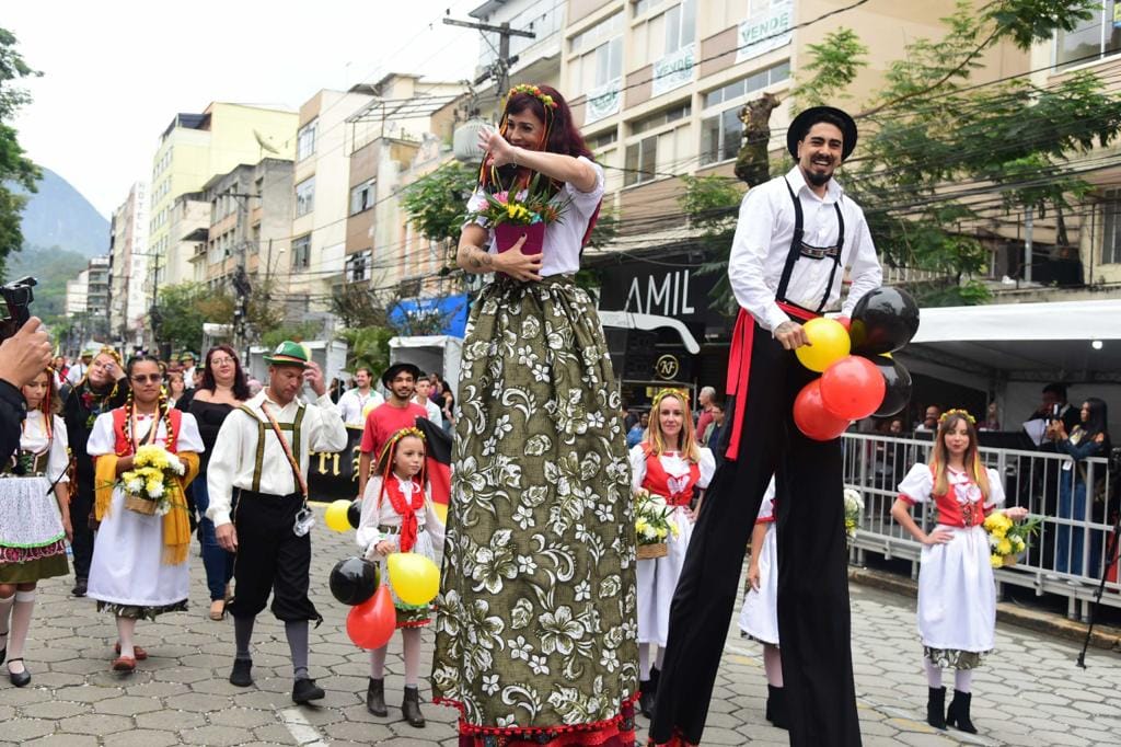 Festa do Colonizador reúne música, dança e tradição