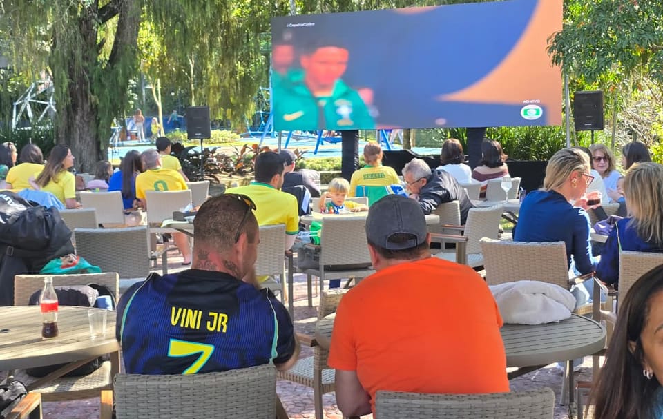 Torcida faz a festa com o telão do Pergolado