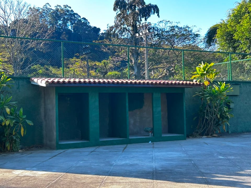 Novo armário nas quadras de tênis: mais organização para as atividades esportivas