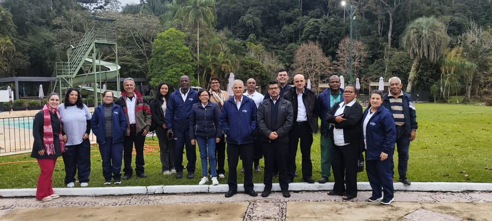 Colaboradores participam de treinamento para aprimorar o atendimento aos sócios
