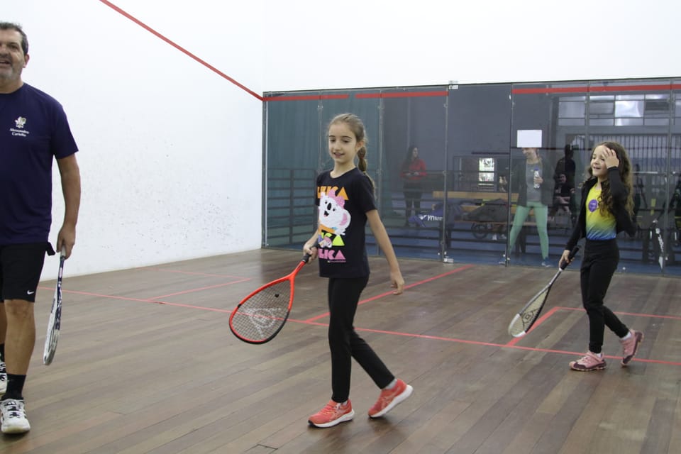 Clínica de squash reúne sócios em manhã de aprendizado e esporte